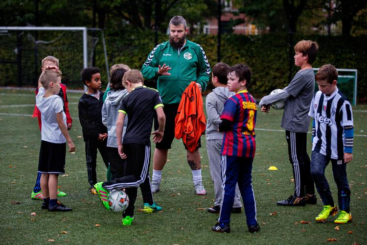 Anders Trøst arbejder som frivillig træner i fodboldklubben Nørrebro United og bruger flere timer ugentligt på at træne sit U10-børnehold. Fodbold, idræt, frivilligt arbejde. Foto: Jacob Ehrbahn