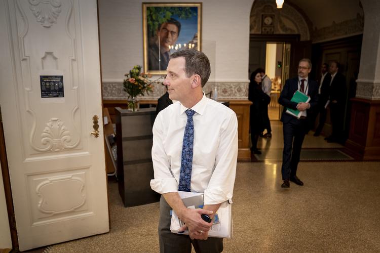 Justitsminister Nick Hækkerup (S) havde fire minutter til pressen, efter han i en time havde været i samråd om politiets ulovlige ageren i minkskandalen. Fejlen ligger entydigt hos politiet, fastslog han. Foto: Mads Claus Rasmussen/Ritzau Scanpix