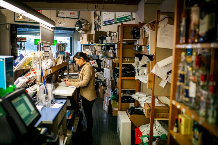 Pakker fra vores handel på nettet vælter ind i pakkeshops i disse dage, hvor GSL og Bring håndterer cirka en halv gang flere pakker end sidste år på samme tid.  Foto: Jens Hartmann Schmidt/POLFOTO