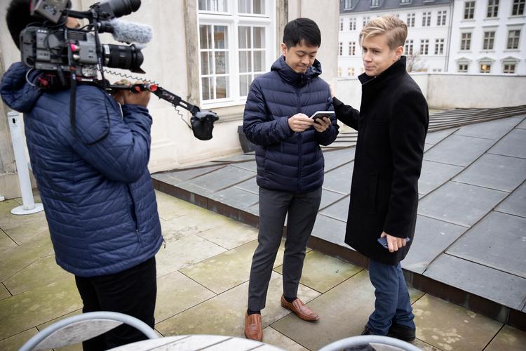 Politiker og demokratiforkæmper Ted Hui besøgte onsdag Christiansborg. Her mødtes han med de politikere, som turde. Regeringen og de store partier holdt sig langt væk af frygt for at gøre Kina rasende. På billedet får Ted Hui besked om, at hans familie er på flyet ud af Hong Kong.  Foto: Peter Hove Olesen/POLFOTO