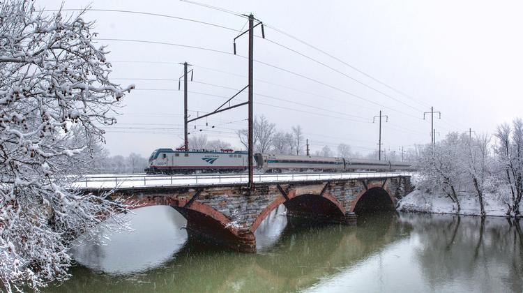 Et Amtrak-tog passerer Swatara Creek i Pennsylvania. Foto: Amtrak/Emily Moser