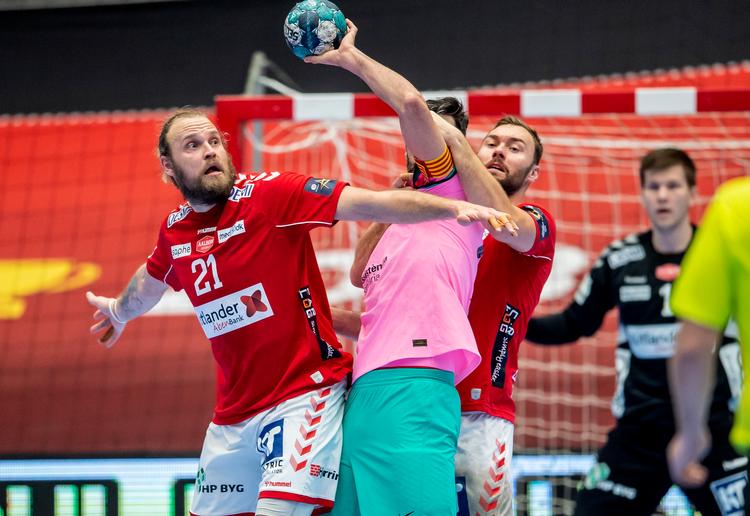 Henrik Møllgaard (21) og Nikolaj Læsø (13) havde taget på Raul Entrerrios Rodriguez, men endte alligevel med at tabe til FC Barcelona. Foto: René Schütze/Ritzau Scanpix
