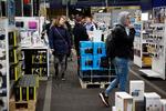 Mange danskere har pænt med penge på kontoen. Det så man også på  Black Week-salget.  Foto: Thomas Borberg/POLFOTO