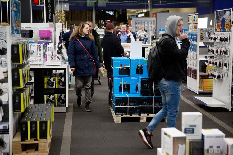 Mange danskere har pænt med penge på kontoen. Det så man også på  Black Week-salget.  Foto: Thomas Borberg/POLFOTO