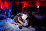 Tilbage i 2014 levede julefrokosten på arbejdspladsen stadig et voldsomt og udskejende liv. Her er en deltager til en julefrokost på Tivoli Hotel gået omkuld, og hans kollegaer har derefter dekoreret ham.   Foto: Mads Nissen/POLFOTO