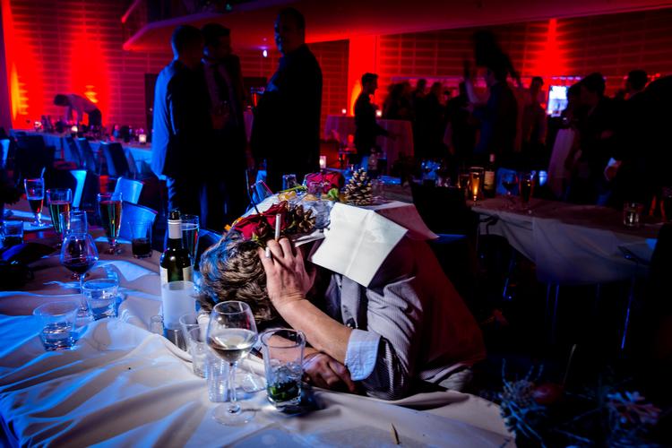 Tilbage i 2014 levede julefrokosten på arbejdspladsen stadig et voldsomt og udskejende liv. Her er en deltager til en julefrokost på Tivoli Hotel gået omkuld, og hans kollegaer har derefter dekoreret ham.   Foto: Mads Nissen/POLFOTO