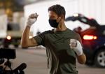 I går ankom Romain Grosjean til Bahrain-banen for at takke de folk, der samme sted forrige weekend hjalp ham væk fra den brændende Haas-racer.    Foto: Hamad I Mohammed/Ritzau Scanpix