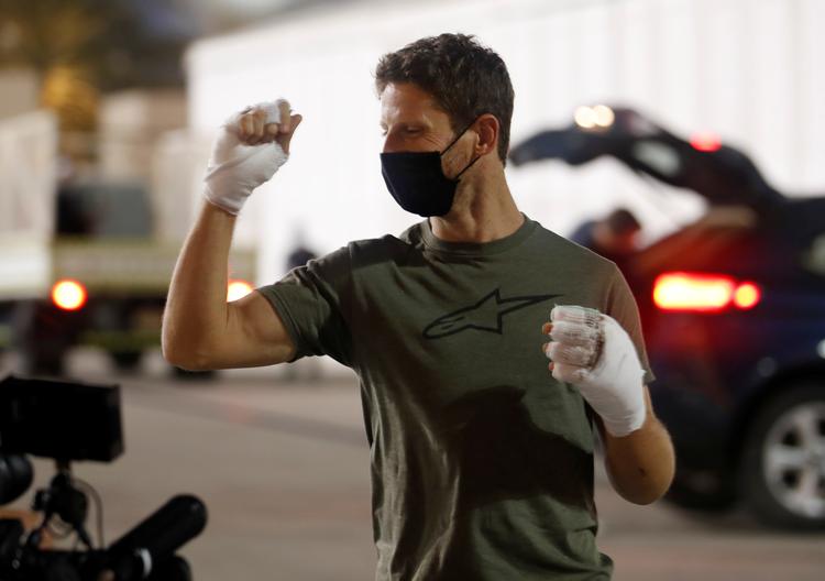 I går ankom Romain Grosjean til Bahrain-banen for at takke de folk, der samme sted forrige weekend hjalp ham væk fra den brændende Haas-racer.    Foto: Hamad I Mohammed/Ritzau Scanpix