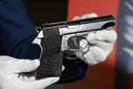 Sådan ser den legendariske pistol ud.  Foto: Robyn Beck/Ritzau Scanpix