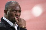 Patrick Vieira lignede en mand, der have set skriften på væggen, da han torsdag aften så sit Nice-hold tabe 2-3 på hjemmebane til Bayer Leverkusen i Europa League. I den franske Ligue 1 er Nice placeret som nr. 11.   Foto: Marius Becker/Ritzau Scanpix
