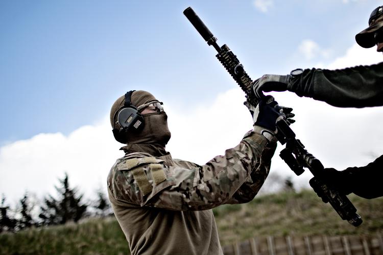  Jægersoldater træner på skydebanen i Ålborg..

  Foto: Joachim Adrian/POLFOTO