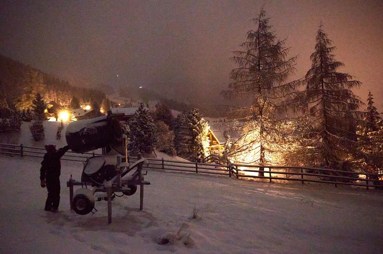 En snemaskine bliver tjekket op til åbningen af skisportsstedet Verbier i Schweiz 5. december. Landets løjper vil være åbne trods coronarestriktioner, men på andre fronter strammes der op.   Foto: Denis Balibouse/Ritzau Scanpix