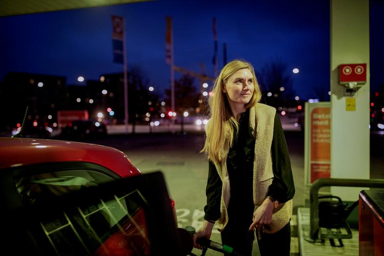 Anna Borg vil egentlig gerne have en elbil, men batteriet kan ikke klare hele turen fra København og hjem til forældrene i Thy.  Foto: Miriam Dalsgaard/POLFOTO