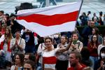 Flag. Det gamle hviderussiske flag er blevet symbol på Hvideruslands rød-hvide opstand mod 'Europas sidste diktator', Aleksandr Lukasjenko. Foto: Vasily Fedosenko/Ritzau Scanpix