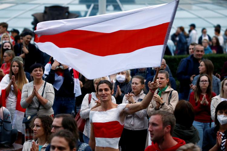 Flag. Det gamle hviderussiske flag er blevet symbol på Hvideruslands rød-hvide opstand mod 'Europas sidste diktator', Aleksandr Lukasjenko. Foto: Vasily Fedosenko/Ritzau Scanpix