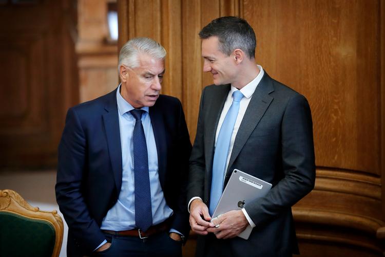 Orla Østerby ses her i samtale med partifælle Rasmus Jarlov. Nu forlader Østerby De Konservative..   Foto: Jens Dresling/POLFOTO