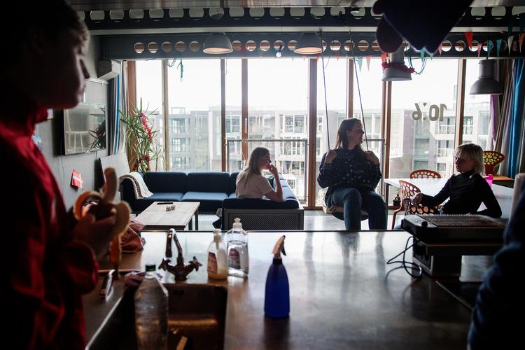 Har du symptomer, er du nær kontakt til en smittet eller er du testet positiv, bør du isolere dig fra andre. Enten til symptomerne er væk eller syv dage efter en positiv test. Arkivfoto Foto: Emma Sejersen/POLFOTO