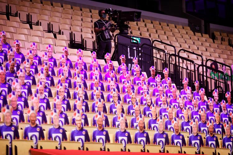 Vanens magt er stor, og derfor hilste spillerne inden den første kamp på papfigurerne. Foto: Jens Dresling/POLFOTO