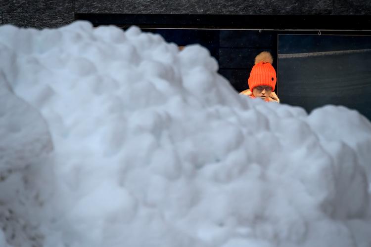 En mannequin fra et butiksvindue i Skt. Moritz anes bag de enorme snemasser, der har ramt vintersportsbyen i det sydøstlige Schweiz. Foto: Fabrice Coffrini/Ritzau Scanpix