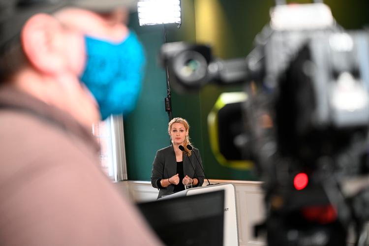 Ved fremlæggelse af delaftalen i finansloven lørdag blev Pernille Skipper (EL) spurgt, om hun fortsat mener, der er tale om fup-minimumsnormeringer. »Det er helt klart et af de mere hårde ord, jeg har brugt om det. Men jeg tror, det er rigtig vigtigt, at vi er ærlige om, hvad det er, der er afsat penge til«, sagde hun Foto: Philip Davali/Ritzau Scanpix