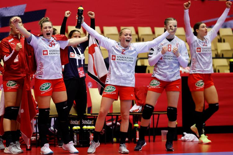  Rikke Iversen, Lærke Nolsøe, Anne Mette Hansen og Line Haugsted jubler kunne ret tidligt i 2. halvleg slippe jublen løs.  Foto: Jens Dresling/POLFOTO