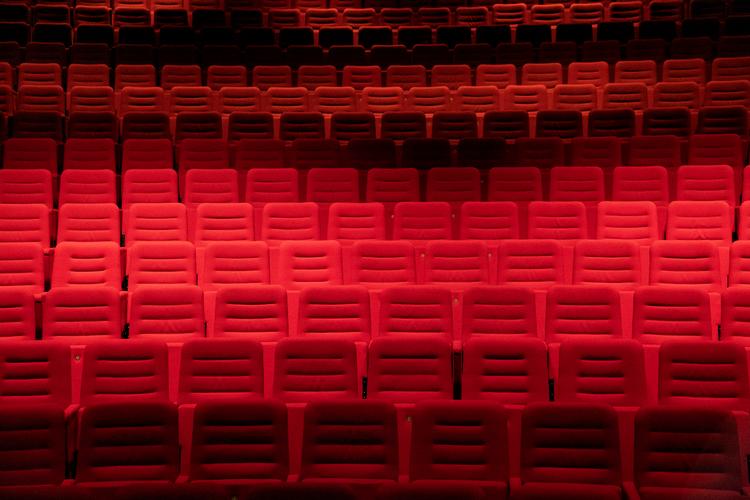 For anden gang i år kommer mange af landets røde sæder til at stå tomme i kulturlivet på grund af corona. Her publikumsrækkerne på Nørrebro Teater i København, der er en af de 38 kommuner, der rammes af nedlukning resten af året.  Foto: Peter Hove Olesen/POLFOTO