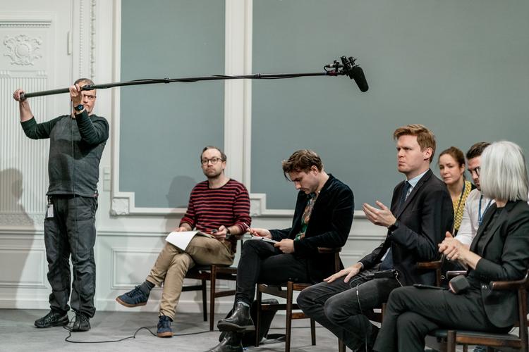 Hans Redder er journalist og politisk analytiker på TV 2. Og der bliver han. Selv om han i november meddelte, at han inden længe skulle starte som ny politisk redaktør på Berlingske. Her stiller han et spørgsmål på et pressemøde om coronasituationen i Spejlsalen i Statsministeriet 6. marts.  Foto: Aleksander Klug/Ritzau Scanpix