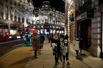  Julehandlen er igang i Regents Street i London, efter at fire ugers nedlukning  i sidste uge blev løftet, og butikkerne igen kunne åbne.   (Photo by Hollie Adams / AFP)   Foto: Hollie Adams/Ritzau Scanpix