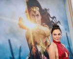 Gal Gadot spiller Wonder woman i filmen af samme navn. Premieren på toeren bliver nu udskudt igen.  Foto: Chris Delmas/Ritzau Scanpix