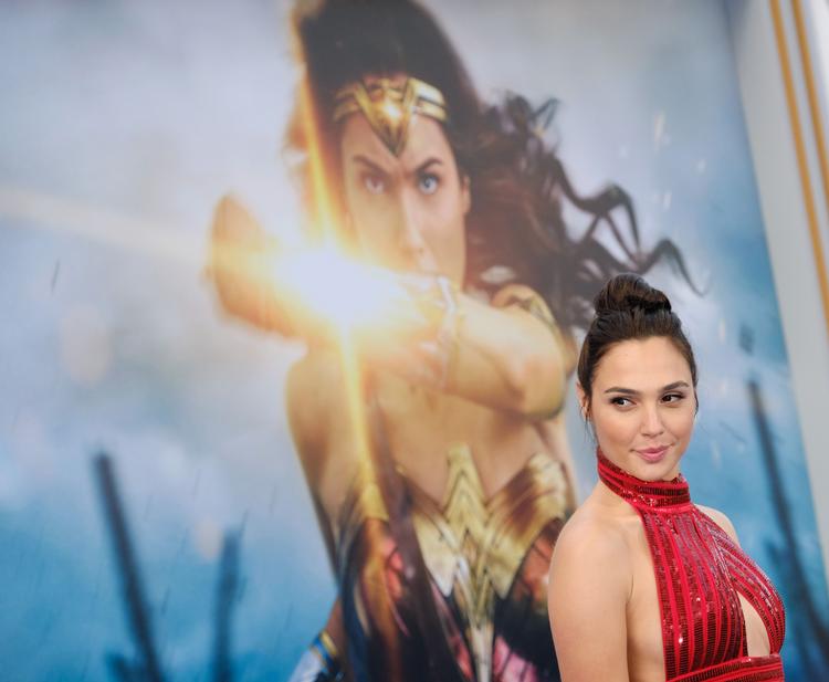 Gal Gadot spiller Wonder woman i filmen af samme navn. Premieren på toeren bliver nu udskudt igen.  Foto: Chris Delmas/Ritzau Scanpix