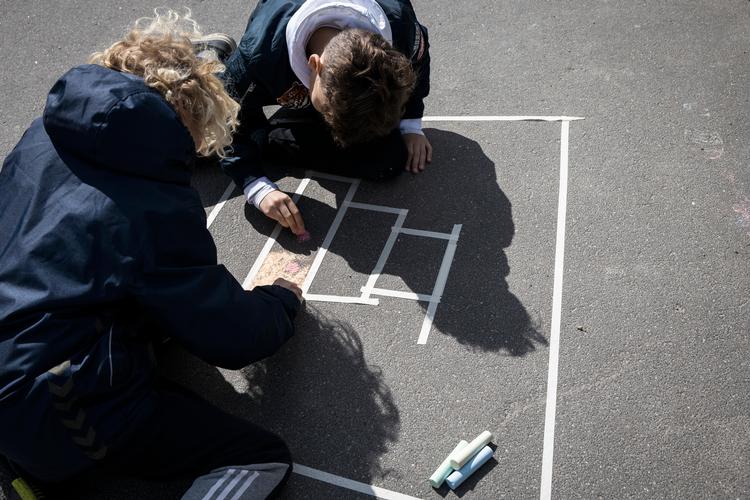 Alle børn kan være udsatte og begynde at mistrives under en skolenedlukning, påpeger Skole og Forældre.
Eleverne på billedet har ikke nogen relation til historien. Foto: Jens Hartmann Schmidt/POLFOTO