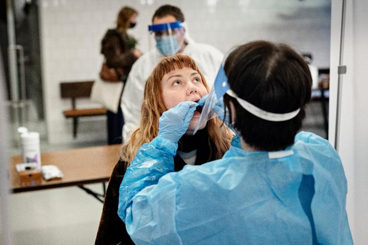 Der er kommet et nyt pop-up testcenter i Griffenfeldsgade. Mandag d. 7/12-2020 var der fem kvarters ventetid til at blive testet for Corona. Størstedelen af de fremmødte var unge.

 Foto: Valdemar Ren