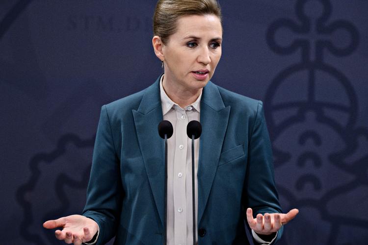 Statsminister Mette Frederiksen (S), da hun varsler en delvis nedlukning i København, Odense, Aarhus og en række kommuner i hovedstaden og på Sjælland på et pressemøde om covid-19 med sundheds- og ældreministeren, Statens Serum Institut, Rigspolitiet og Sundhedsstyrelsen, i Spejlsalen i Statsministeriet mandag 7. december 2020. (Foto: Philip Davali/Ritzau Scanpix) Foto: Philip Davali/Ritzau Scanpix