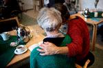 Vi skal passe ekstra på vores ældre og overholde sundhedsmyndighedernes anbefalinger, hvis vi ses med dem i juletiden.  Foto: Ida Guldbæk Arentsen/Ritzau Scanpix