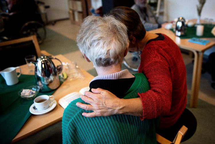 Vi skal passe ekstra på vores ældre og overholde sundhedsmyndighedernes anbefalinger, hvis vi ses med dem i juletiden.  Foto: Ida Guldbæk Arentsen/Ritzau Scanpix