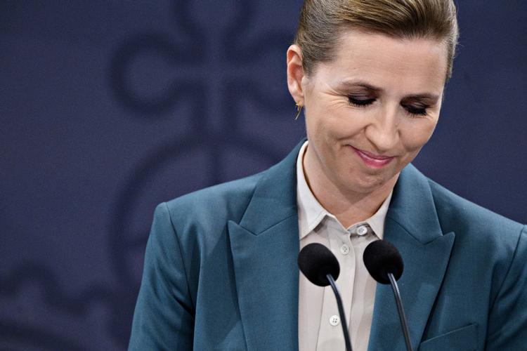 »Det er bestemt ikke alle aviser, der har så mange abonnenter længere, så hvis man kun er til stede i aviserne, så vil der være mange danskere, man ikke er i dialog med«, sagde Mette Frederiksen på mandagens pressemøde som svar på kritikken af, at hun kommunikerer for meget gennem Facebook. Foto: Philip Davali/Ritzau Scanpix