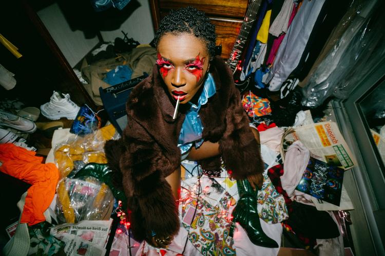 Amaraae bringer de regnbuefarvede toner ind i afrikansk pop, og en af de nye afrikanske stjerner, der markerer en ny panafrikansk popbølge, der samler de afrikanske musikstrømninger i en vellydende pærevælling.  Foto: 
Yussif Al Jabaar