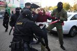 Sikkerhedsstyrker i Hviderusland optræder håndfast over for demonstranter.  Foto: Tut.by/Ritzau Scanpix