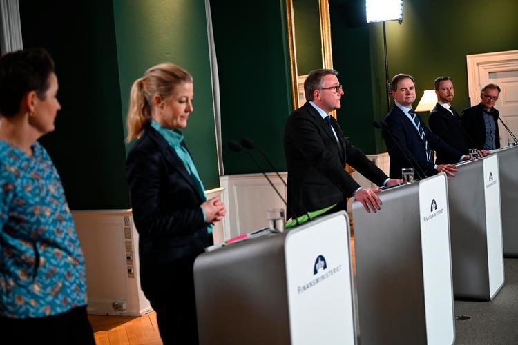 Finansminister Nicolai Wammen afholder pressemøde om aftale om grøn skattereform, sammen med skatteminister Morten Bødskov, Venstre, Radikale Venstre, Socialistisk Folkeparti og Det Konservative Folkeparti i Finansministeriet. Foto: Philip Davali/Ritzau Scanpix