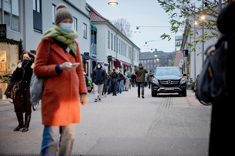 På Guædbergsgade på Nørrebro i København var køen til at blive testet meget lang tirsdag eftermiddag. Foto: Valdemar Ren