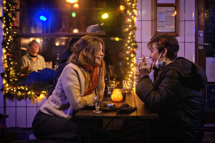 Der var mange københavnere, der skulle nå at nyde byens aftenliv - som her på Nørrebro - en sidste gang før den lange, stille december-lockdown, der venter forude. Foto: Marius Renner/POLFOTO