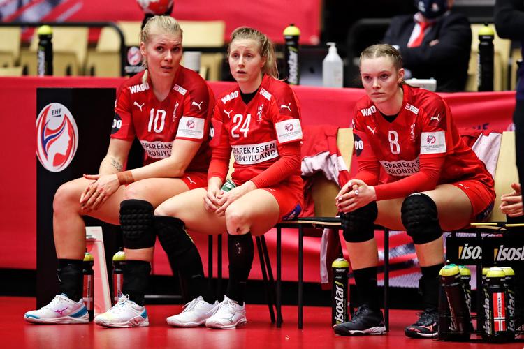  Modløsheden bredte sig hurtigt på den danske bænk eftrer pausen. Her er det Kathrine Heindahl (tv.) Mia Rej og Anne Mette Hansen på bænken.   Foto: Jens Dresling/POLFOTO