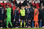Den rumænske dommer Ovidiu Hategan havde travlt med at få styr over situationen i Paris, mens spillere og ledere forsøgte at kontakte ham under tirsdag aftens kamp Champions League mellem PSG og Istanbul Basaksehir. Foto: Franck Fife/Ritzau Scanpix