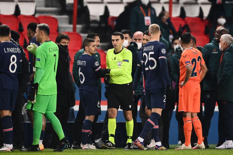 Den rumænske dommer Ovidiu Hategan havde travlt med at få styr over situationen i Paris, mens spillere og ledere forsøgte at kontakte ham under tirsdag aftens kamp Champions League mellem PSG og Istanbul Basaksehir. Foto: Franck Fife/Ritzau Scanpix