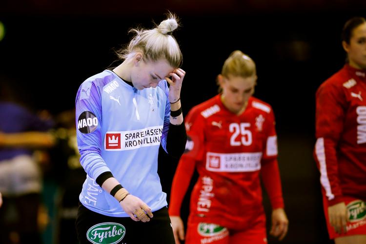  Sandra Toft og Trine Østergaard forlader skuffede banen efter nederlaget til Frankrig. Foto: Jens Dresling/POLFOTO