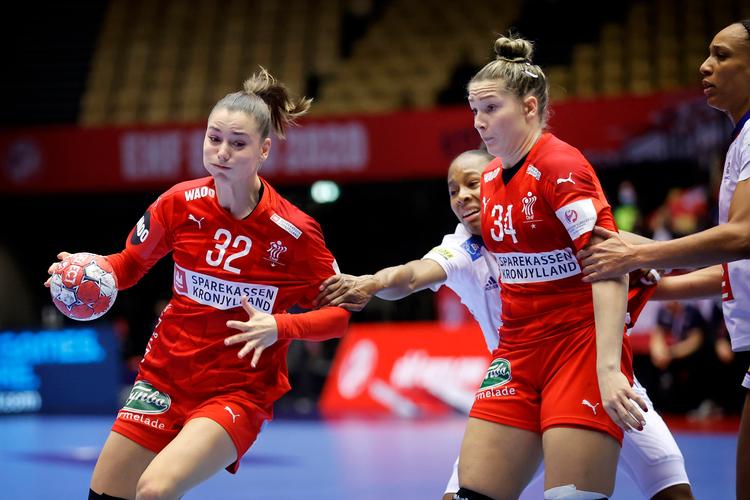  Mie Højlund kom i menneskehænder i det franske forsvar, og hun lykkedes ikke med mange af sine aktioner. Foto: Jens Dresling/POLFOTO