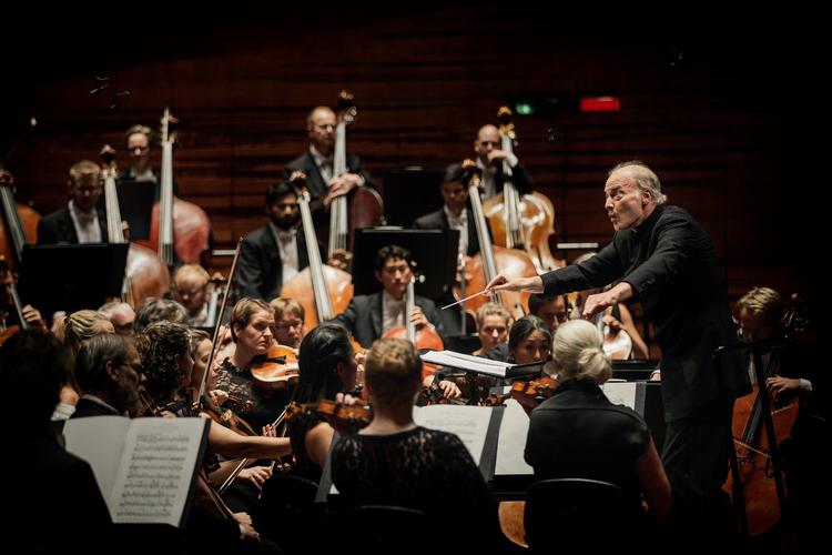 Der er i alt 74 sangere i de to kor, der nu er hjemsendt. På billedet ses 
DR Koncertkoret sammen med DR SymfoniOrkestret og dirigent 
Gianandrea Noseda i DR Koncerthuset.    Foto: Miriam Dalsgaard/POLFOTO