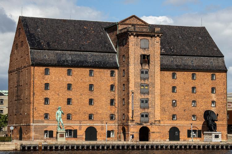 Nu skal det undersøges, om Vestindisk pakhus på havnekajen i  København kan huse et nye kolonihistorisk center. Foto: Jens Hartmann Schmidt/POLFOTO