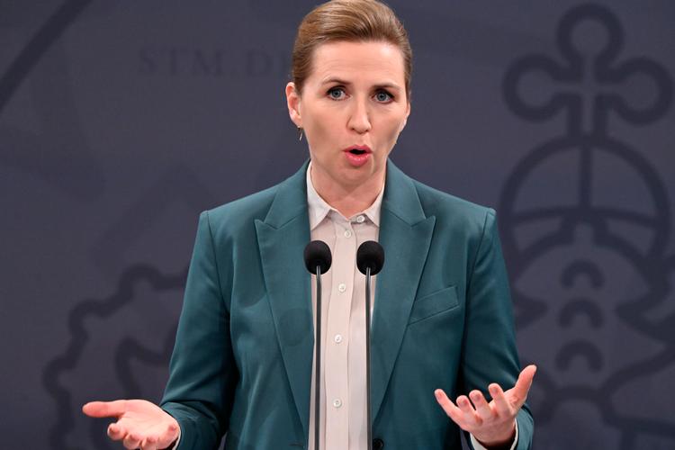 Statsminister Mette Frederiksen får kritik fra mediechefer, der mener, at pressemøderne er »kontrollerede«, og de anklager hende for at undvige kritiske spørgsmål ved at kommunikere via Facebook. Foto: Philip Davali/Ritzau Scanpix
