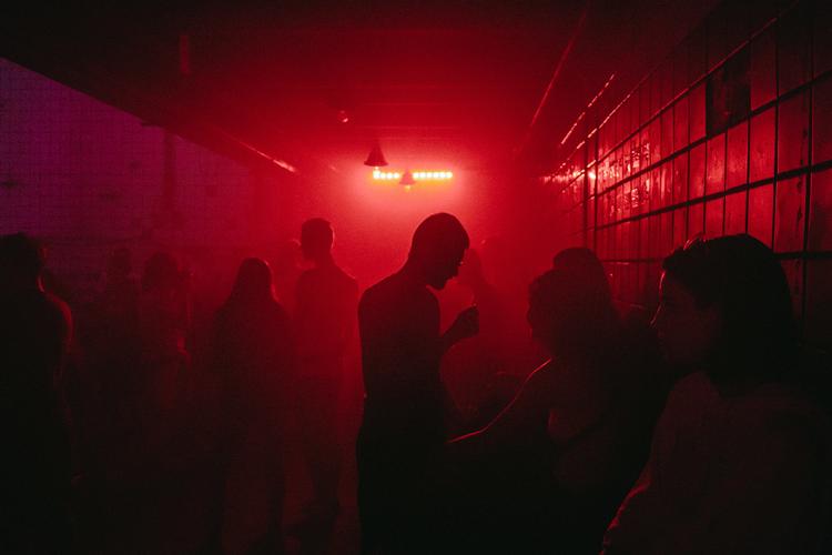 Så snart landets natklubber lukkede, rykkede festerne videre. Blandt andet i form at piratfester i Sydhavn og på Amager Fælled. Foto: Alexander Popov/Unsplash
